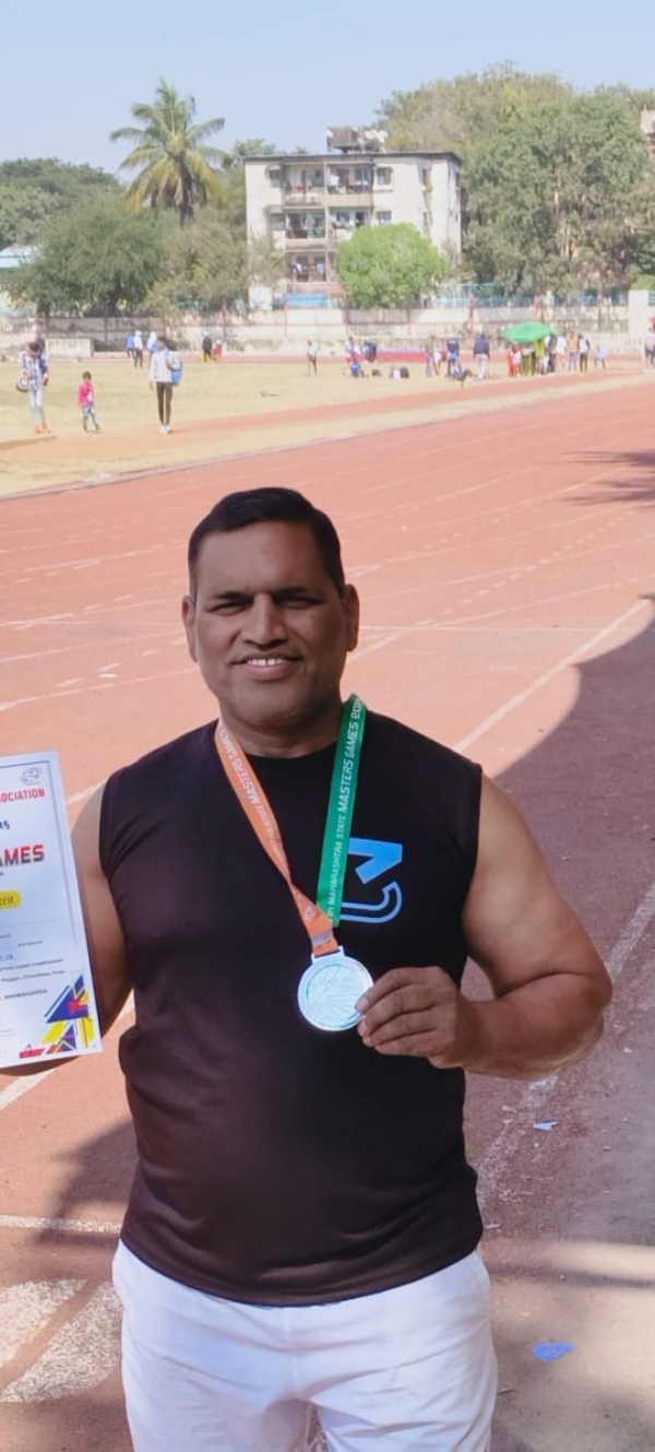 नेरळ खांडा गावाचा अभिमान; खेलो मास्टर स्पर्धेत रौप्य पदक नेरळ खांडा गावाचा अभिमान; खेलो मास्टर स्पर्धेत रौप्य पदक