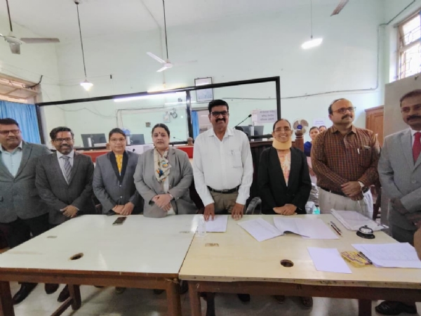 लोक अदालतीतून हजारो वाद मिटले; ११ कुटुंबांचा संसार पुन्हा फुलला लोक अदालतीतून हजारो वाद मिटले; ११ कुटुंबांचा संसार पुन्हा फुलला