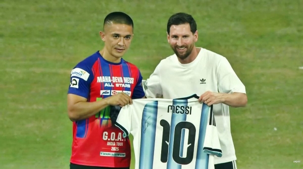 सुनील छेत्री आणि लिओनेल मेस्सी सुनील छेत्री आणि लिओनेल मेस्सी