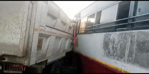 पातूरजवळ टिप्पर–एसटी बसची धडक; दोन महिला जखमी