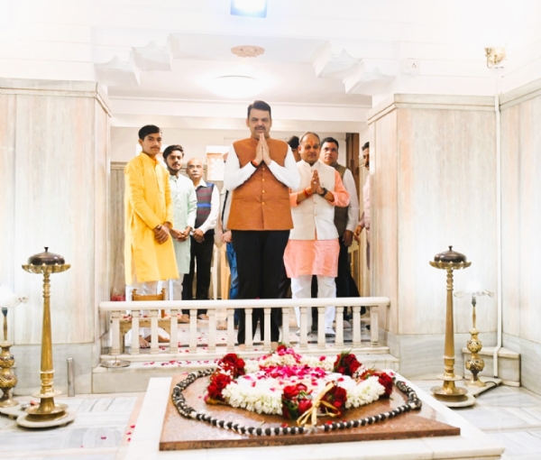 रेशीमबाग स्मृति मंदिरात दर्शन घेताना मुख्यमंत्री देवेंद्र फडणवीस रेशीमबाग स्मृति मंदिरात दर्शन घेताना मुख्यमंत्री देवेंद्र फडणवीस