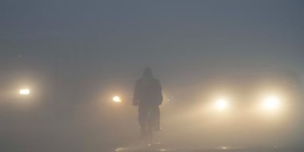 दिल्ली-एनसीआरमध्ये वायु प्रदूषण निर्देशांक ५०० वर; दाट धुक्यामुळे दृश्यमान १०० मीटरपर्यंत झाले कमी