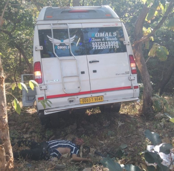 दरीत जाणारे वाहन अडवण्याचा प्रयत्न; धडकेमध्ये चालक ठार चालकामुळे चंद्रपुर येथील २२ महिला पर्यटक सुखरुप दरीत जाणारे वाहन अडवण्याचा प्रयत्न; धडकेमध्ये चालक ठार चालकामुळे चंद्रपुर येथील २२ महिला पर्यटक सुखरुप