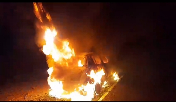 दर्यापूरच्या रामतीर्थ फाट्यावर कारला भीषण आग ; जिवीतहानी नाही दर्यापूरच्या रामतीर्थ फाट्यावर कारला भीषण आग ; जिवीतहानी नाही