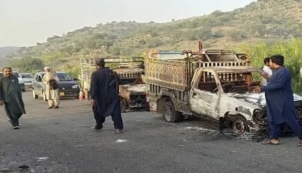 पाकिस्तानातील सिंध प्रांतात अज्ञात बंदूकधाऱ्यांचा बसवर हल्ल पाकिस्तानातील सिंध प्रांतात अज्ञात बंदूकधाऱ्यांचा बसवर हल्ल