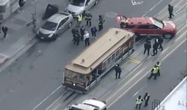 सॅन फ्रान्सिस्कोमध्ये केबल कारचा अचानक थांबा लागल्याने अपघात; १५ जण जखमी सॅन फ्रान्सिस्कोमध्ये केबल कारचा अचानक थांबा लागल्याने अपघात; १५ जण जखमी