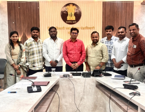 या कार्यक्रमास उपजिल्हाधिकारी संजीव मोरे, उपमुख्य कार्यकारी अधिकारी अमित राठोड, नायब तहसीलदार जयशंकर इटकापल्ले, तालुका कृषी अधिकारी प्रशांत कासराळे, नोडल अधिकारी चेतन जाधव, MIS समन्वयक रूपेश झंवर, प्रादेशिक समन्वयक दिनेश खडसे, Coffee with Collector उपक्रमासाठी आमंत्रित अधिकारी-कर्मचारी व CSO प्रतिनिधी, पाणी फाऊंडेशन टीम तसेच संपूर्ण जिल्हा नरेगा टीम मोठ्या संख्येने उपस्थित होती. उपस्थित सर्वांनी उपक्रमाबद्दल समाधान व्यक्त करत #जलताराचळवळ अधिक प्रभावीपणे राबविण्याचा निर्धार व्यक्त केला. या कार्यक्रमास उपजिल्हाधिकारी संजीव मोरे, उपमुख्य कार्यकारी अधिकारी अमित राठोड, नायब तहसीलदार जयशंकर इटकापल्ले, तालुका कृषी अधिकारी प्रशांत कासराळे, नोडल अधिकारी चेतन जाधव, MIS समन्वयक रूपेश झंवर, प्रादेशिक समन्वयक दिनेश खडसे, Coffee with Collector उपक्रमासाठी आमंत्रित अधिकारी-कर्मचारी व CSO प्रतिनिधी, पाणी फाऊंडेशन टीम तसेच संपूर्ण जिल्हा नरेगा टीम मोठ्या संख्येने उपस्थित होती. उपस्थित सर्वांनी उपक्रमाबद्दल समाधान व्यक्त करत #जलताराचळवळ अधिक प्रभावीपणे राबविण्याचा निर्धार व्यक्त केला.