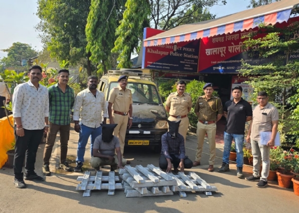 मुंबई–पुणे द्रुतगती मार्गावर चालत्या ट्रकमधील चोरीचा पर्दाफाश मुंबई–पुणे द्रुतगती मार्गावर चालत्या ट्रकमधील चोरीचा पर्दाफाश