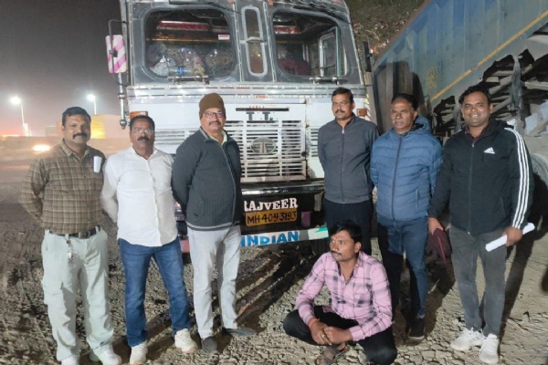 डम्पर चोरीचा गुन्हा उघड; गुन्हे शाखेची कारवाई, १८ लाखांचा रेतीवाहक ट्रक जप्त डम्पर चोरीचा गुन्हा उघड; गुन्हे शाखेची कारवाई, १८ लाखांचा रेतीवाहक ट्रक जप्त