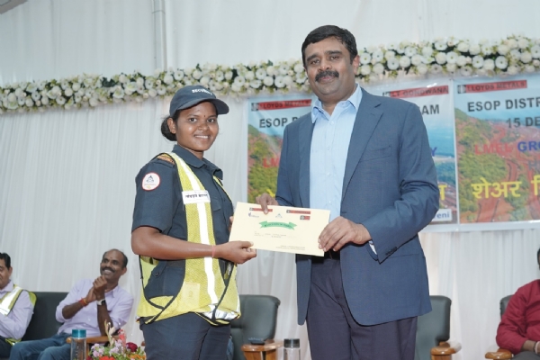 वाटप करतांना कंपनी चे एम.डी बी.प्रभाकरण वाटप करतांना कंपनी चे एम.डी बी.प्रभाकरण