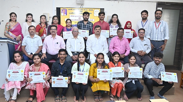 स्वामी स्वरूपानंद जन्मोत्सवानिमित्त आयोजित आंतरराज्य वक्तृत्व स्पर्धेचे वरिष्ठ व कनिष्ठ महाविद्यालय गटातील विजेते आणि मध्ये बसलेले मान्यवर डॉ. प्रफुल्लदत्त कुलकर्णी, डॉ. मकरंद साखळकर, हृषिकेश पटवर्धन, प्रा. सुनील गोसावी व परीक्षक स्वामी स्वरूपानंद जन्मोत्सवानिमित्त आयोजित आंतरराज्य वक्तृत्व स्पर्धेचे वरिष्ठ व कनिष्ठ महाविद्यालय गटातील विजेते आणि मध्ये बसलेले मान्यवर डॉ. प्रफुल्लदत्त कुलकर्णी, डॉ. मकरंद साखळकर, हृषिकेश पटवर्धन, प्रा. सुनील गोसावी व परीक्षक