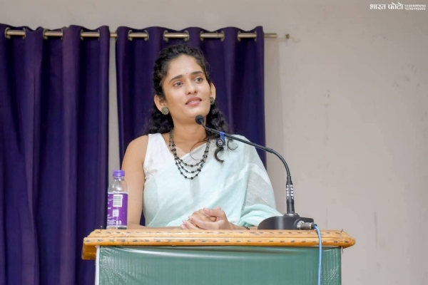 चतुरंग व्याख्यानमालेत कवयित्री गुंजन पाटील यांचे प्रतिपादन चतुरंग व्याख्यानमालेत कवयित्री गुंजन पाटील यांचे प्रतिपादन