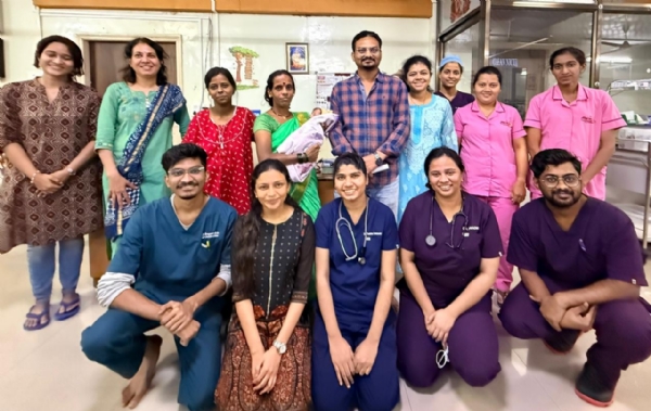 वालावलकर रुग्णालयात दोन दिवसांच्या नवजात बाळावर आतड्याची शस्त्रक्रिया करणारा चमू वालावलकर रुग्णालयात दोन दिवसांच्या नवजात बाळावर आतड्याची शस्त्रक्रिया करणारा चमू