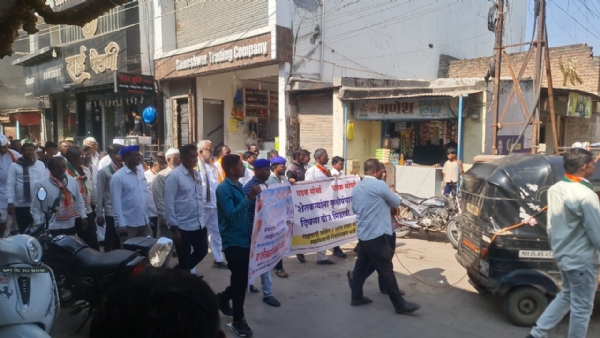 शेतकऱ्यांचा धडक मोर्चा येवला वीज मंडळ कार्यालयावर शेतकऱ्यांचा धडक मोर्चा येवला वीज मंडळ कार्यालयावर