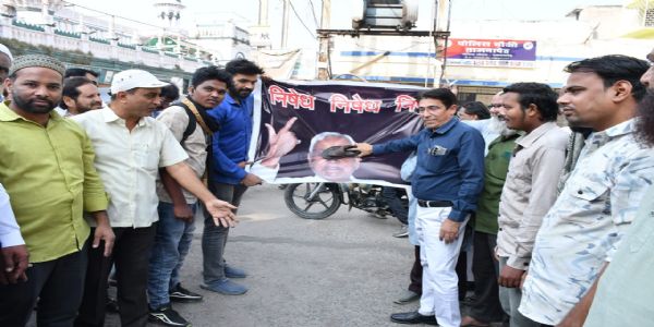 हिजाब वादावरून अकोल्यात आंदोलन; प्रतीकात्मक जोडे मारून निषेध