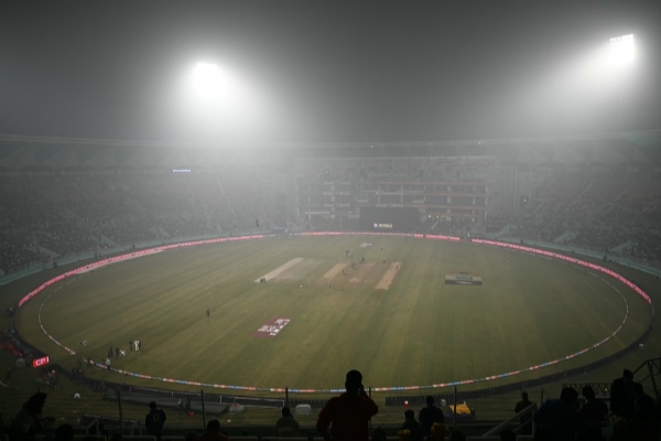 दाट धुक्यामुळे भारत आणि दक्षिण आफ्रिका यांच्यातील सामना रद्द दाट धुक्यामुळे भारत आणि दक्षिण आफ्रिका यांच्यातील सामना रद्द