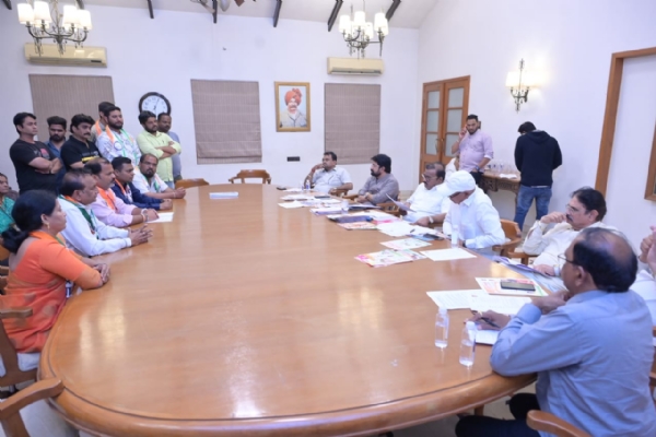 मनपा निवडणुकीसाठी राकपाच्या इच्छुकाच्या मुलाखती माजी खासदार समीर भुजबळ यांच्या प्रमुख उपस्थितीत संपन्न मनपा निवडणुकीसाठी राकपाच्या इच्छुकाच्या मुलाखती माजी खासदार समीर भुजबळ यांच्या प्रमुख उपस्थितीत संपन्न