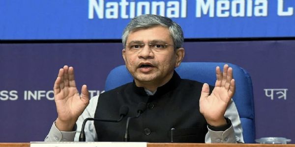 रेल्वे प्रवासात अतिरिक्त सामान नेणाऱ्यांना आता अतिरिक्त शुल्क