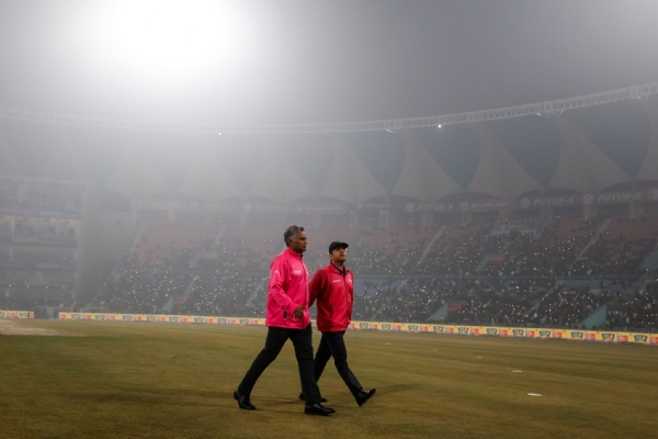 दाट धुक्यामुळे भारत आणि दक्षिण आफ्रिका यांच्यातील सामना रद्द दाट धुक्यामुळे भारत आणि दक्षिण आफ्रिका यांच्यातील सामना रद्द