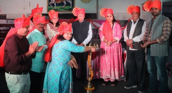 शिल्पबाजारात हस्तशिल्पाचे प्रदर्शन व विक्री स्टॉल शिल्पबाजारात हस्तशिल्पाचे प्रदर्शन व विक्री स्टॉल