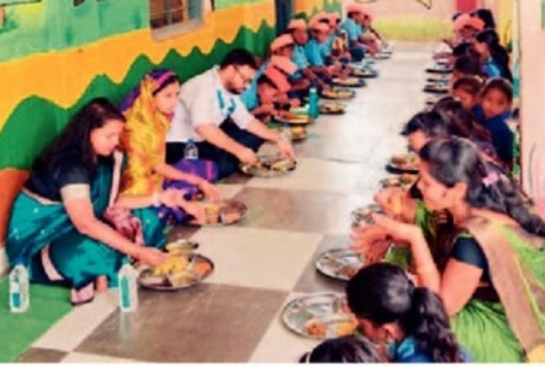 तिवसा तालुक्यात सीईओ संजिता महापात्र यांचा दौरा; विद्यार्थ्यांसोबत घेतला शालेय पोषण आहार तिवसा तालुक्यात सीईओ संजिता महापात्र यांचा दौरा; विद्यार्थ्यांसोबत घेतला शालेय पोषण आहार