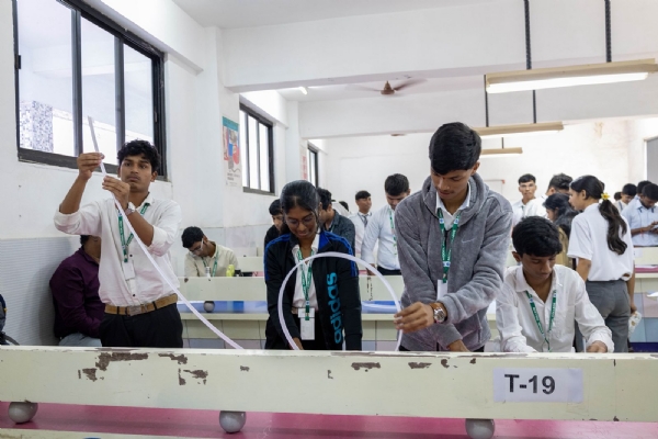 पिल्लई विद्यापीठाच्या वतीने अभियांत्रिकी, वास्तुकला, वाणिज्य, डिझाइन व व्यवस्थापन शाखांचा समावेश असलेल्या ‘मेकरथॉन ७.० – विचार करा, शिका, तयार करा’ या भव्य नाविन्यपूर्ण उपक्रमाचे डॉ. के. एम. वासुदेवन पिल्लई कॅम्पसमध्ये उत्साहात आयोजन करण्यात आले. ‘मेक इन इंडिया’ या राष्ट्रीय संकल्पनेशी सुसंगत असलेल्या या कार्यक्रमात ठाणे, कल्याण, पनवेल, नवी मुंबई व मुंबई परिसरातील विविध शैक्षणिक संस्थांमधील १८९ आंतरशालेय व आंतरमहाविद्यालयीन संघांचे एक हजारहून अधिक विद्यार्थी सहभागी झाले होते. मेकरथॉन ७.० मुळे विद्यार्थ्यांना तांत्रिक नवोपक्रम आणि अनुभवात्मक शिक्षणासाठी प्रभावी व्यासपीठ मिळाले. प्रत्यक्ष समस्या सोडविताना विद्यार्थ्यांनी शैक्षणिक संकल्पना प्रत्यक्ष जीवनातील उपयोगांशी जोडल्या. यामुळे त्यांची सर्जनशीलता, तार्किक विचारसरणी, निर्णयक्षमता, संवाद कौशल्ये आणि संघभावना अधिक बळकट झाली. पिल्लई विद्यापीठाच्या शैक्षणिक धोरणाचा केंद्रबिंदू असलेल्या ‘करून शिकणे’ या तत्त्वाचा या उपक्रमातून ठळक प्रत्यय आला. विद्यार्थ्यांनी आपल्या वर्कस्टेशनवर कल्पनांचे विचारमंथन करत त्यांना प्रत्यक्ष कार्यरत नमुन्यांमध्ये रूपांतरित केले व तज्ज्ञ परीक्षकांसमोर सादरीकरण केले. या अनुभवामुळे विद्यार्थ्यांमध्ये आत्मविश्वास वाढल्याचे सहभागी विद्यार्थ्यांनी सांगितले. या वेळी विद्यापीठाचे अध्यक्ष डॉ. के. एम. वासुदेवन पिल्लई यांच्या हस्ते २ लाख रुपयांची रोख पारितोषिके, ट्रॉफी व प्रमाणपत्रे विजेत्यांना प्रदान करण्यात आली. विविध गटांतील शाळा व कनिष्ठ महाविद्यालयांतील विद्यार्थ्यांनी विज्ञान-तंत्रज्ञान, डिझाइन व बिझाथॉन प्रकारांत उल्लेखनीय कामगिरी केली. मेकरथॉन ७.० ने अनुभवात्मक शिक्षणाद्वारे नावीन्य, सहकार्य आणि उद्योगसिद्ध कौशल्ये विकसित करण्याबाबत पिल्लई विद्यापीठाची ठाम वचनबद्धता अधोरेखित केली असून, हा उपक्रम विद्यार्थ्यांसाठी प्रेरणादायी ठरला आहे. पिल्लई विद्यापीठाच्या वतीने अभियांत्रिकी, वास्तुकला, वाणिज्य, डिझाइन व व्यवस्थापन शाखांचा समावेश असलेल्या ‘मेकरथॉन ७.० – विचार करा, शिका, तयार करा’ या भव्य नाविन्यपूर्ण उपक्रमाचे डॉ. के. एम. वासुदेवन पिल्लई कॅम्पसमध्ये उत्साहात आयोजन करण्यात आले. ‘मेक इन इंडिया’ या राष्ट्रीय संकल्पनेशी सुसंगत असलेल्या या कार्यक्रमात ठाणे, कल्याण, पनवेल, नवी मुंबई व मुंबई परिसरातील विविध शैक्षणिक संस्थांमधील १८९ आंतरशालेय व आंतरमहाविद्यालयीन संघांचे एक हजारहून अधिक विद्यार्थी सहभागी झाले होते. मेकरथॉन ७.० मुळे विद्यार्थ्यांना तांत्रिक नवोपक्रम आणि अनुभवात्मक शिक्षणासाठी प्रभावी व्यासपीठ मिळाले. प्रत्यक्ष समस्या सोडविताना विद्यार्थ्यांनी शैक्षणिक संकल्पना प्रत्यक्ष जीवनातील उपयोगांशी जोडल्या. यामुळे त्यांची सर्जनशीलता, तार्किक विचारसरणी, निर्णयक्षमता, संवाद कौशल्ये आणि संघभावना अधिक बळकट झाली. पिल्लई विद्यापीठाच्या शैक्षणिक धोरणाचा केंद्रबिंदू असलेल्या ‘करून शिकणे’ या तत्त्वाचा या उपक्रमातून ठळक प्रत्यय आला. विद्यार्थ्यांनी आपल्या वर्कस्टेशनवर कल्पनांचे विचारमंथन करत त्यांना प्रत्यक्ष कार्यरत नमुन्यांमध्ये रूपांतरित केले व तज्ज्ञ परीक्षकांसमोर सादरीकरण केले. या अनुभवामुळे विद्यार्थ्यांमध्ये आत्मविश्वास वाढल्याचे सहभागी विद्यार्थ्यांनी सांगितले. या वेळी विद्यापीठाचे अध्यक्ष डॉ. के. एम. वासुदेवन पिल्लई यांच्या हस्ते २ लाख रुपयांची रोख पारितोषिके, ट्रॉफी व प्रमाणपत्रे विजेत्यांना प्रदान करण्यात आली. विविध गटांतील शाळा व कनिष्ठ महाविद्यालयांतील विद्यार्थ्यांनी विज्ञान-तंत्रज्ञान, डिझाइन व बिझाथॉन प्रकारांत उल्लेखनीय कामगिरी केली. मेकरथॉन ७.० ने अनुभवात्मक शिक्षणाद्वारे नावीन्य, सहकार्य आणि उद्योगसिद्ध कौशल्ये विकसित करण्याबाबत पिल्लई विद्यापीठाची ठाम वचनबद्धता अधोरेखित केली असून, हा उपक्रम विद्यार्थ्यांसाठी प्रेरणादायी ठरला आहे.