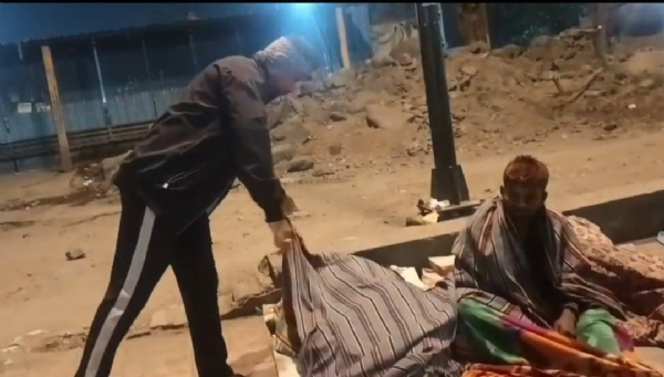 पनवेलमध्ये गुलाबी थंडीचा कडाका; निराधार गरजूंना ब्लँकेट-चादरींचे वाटप पनवेलमध्ये गुलाबी थंडीचा कडाका; निराधार गरजूंना ब्लँकेट-चादरींचे वाटप