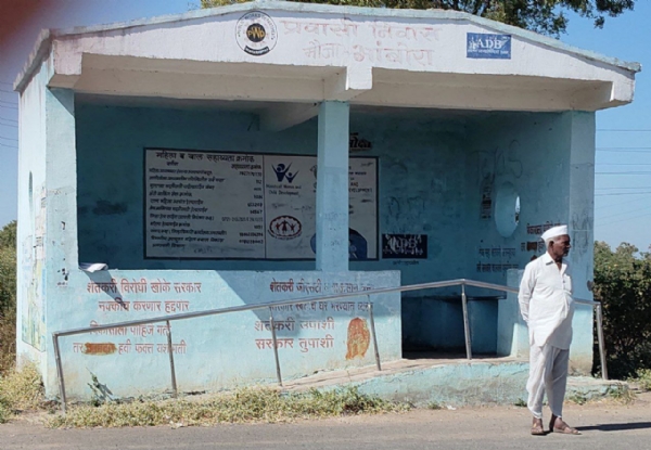 तिवसा तालुक्यातील प्रवासी निवाऱ्याची दयनीय अवस्था.. निवाऱ्यातील भिंतींवर अश्लील लिखाण, तिवसा तालुक्यातील प्रवासी निवाऱ्याची दयनीय अवस्था.. निवाऱ्यातील भिंतींवर अश्लील लिखाण,