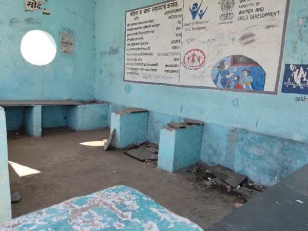 तिवसा तालुक्यातील प्रवासी निवाऱ्याची दयनीय अवस्था.. निवाऱ्यातील भिंतींवर अश्लील लिखाण, तिवसा तालुक्यातील प्रवासी निवाऱ्याची दयनीय अवस्था.. निवाऱ्यातील भिंतींवर अश्लील लिखाण,