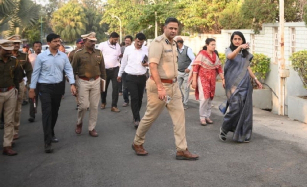 मतमोजणीच्या पार्श्वभूमीवर पोलिस आयुक्त राकेश ओला व महापालिका आयुक्त सौम्या शर्मा चांडक यांची मतगणना केंद्रांची पाहणी मतमोजणीच्या पार्श्वभूमीवर पोलिस आयुक्त राकेश ओला व महापालिका आयुक्त सौम्या शर्मा चांडक यांची मतगणना केंद्रांची पाहणी