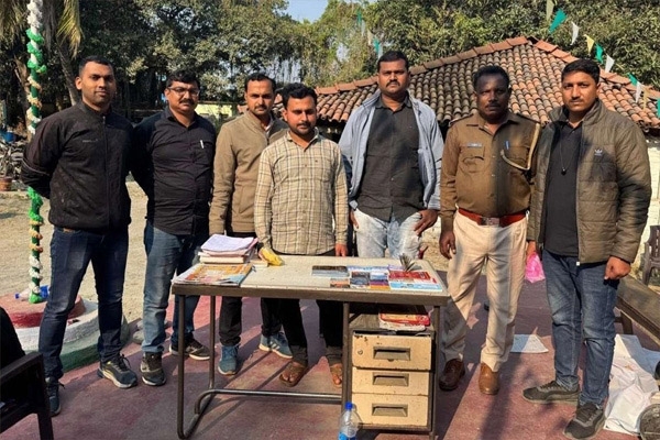 आंतरराज्यीय टोळीतील आरोपी गजाआड १६.५३ लाखाची आभासी फसवणूक -जामतारात येथून घेतले ताब्यात आंतरराज्यीय टोळीतील आरोपी गजाआड १६.५३ लाखाची आभासी फसवणूक -जामतारात येथून घेतले ताब्यात