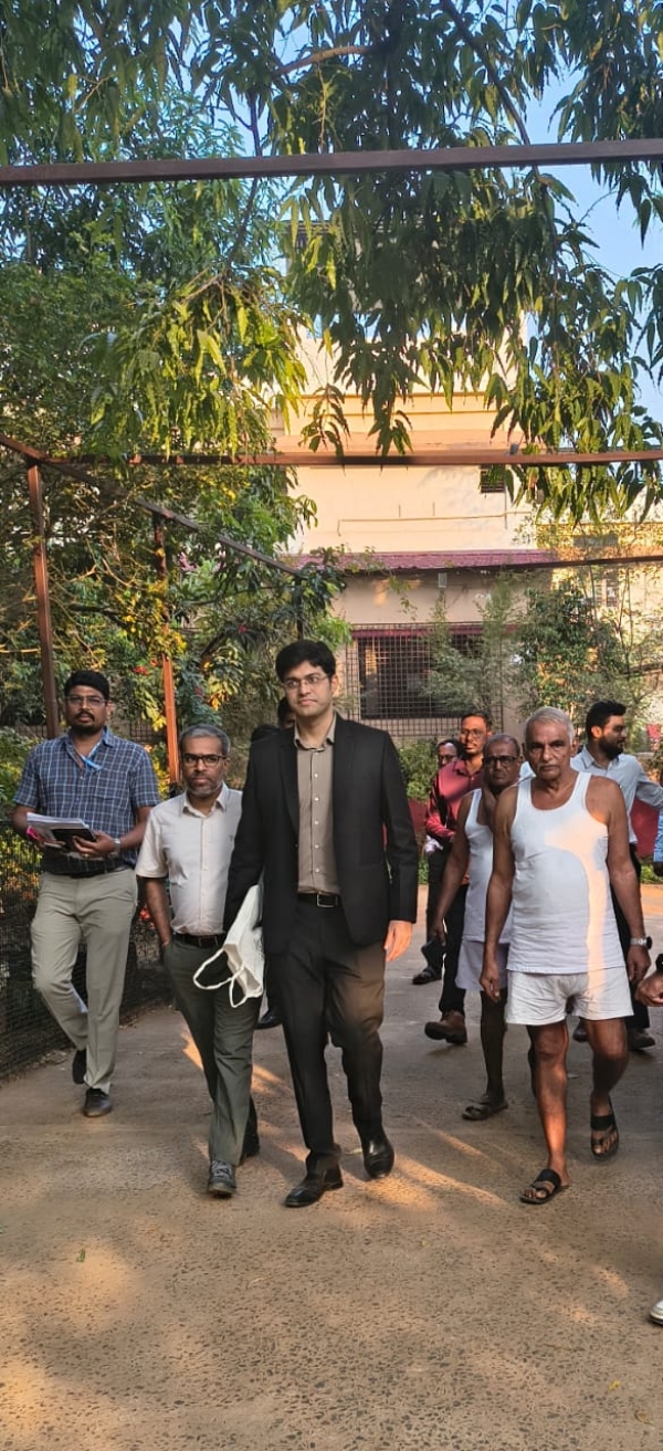 हेमलकसा येथील लोकबिरादरी प्रकल्पाला जिल्हाधिकारी यांची भेट सोबत प्रकाश आमटे हेमलकसा येथील लोकबिरादरी प्रकल्पाला जिल्हाधिकारी यांची भेट सोबत प्रकाश आमटे