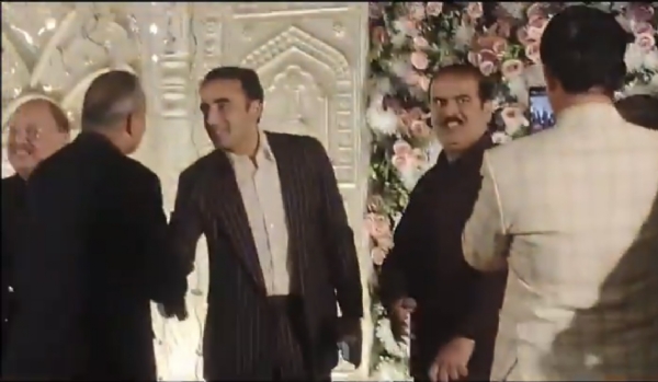 पाकिस्तानच्या पार्ट्यांमध्ये गाजत आहे धुरंधरवर चित्रपटातील FA9LA गाणं पाकिस्तानच्या पार्ट्यांमध्ये गाजत आहे धुरंधरवर चित्रपटातील FA9LA गाणं