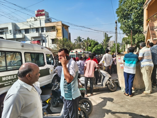 हुपरीत दुहेरी खून झालेल्या घटनास्थळी गर्दी