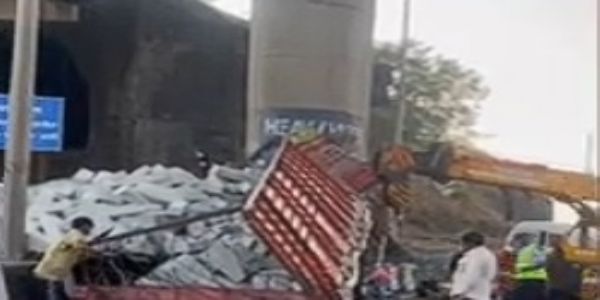 वेग ठरला काळ! मुंबई–पुणे एक्सप्रेस वेवर ट्रक अपघातात चालकाचा मृत्यू