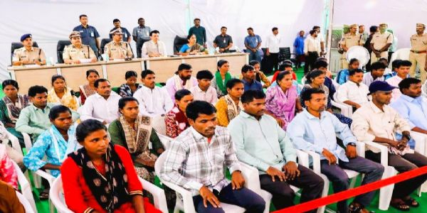 तेलंगणात 41 नक्सलवाद्यांचे आत्मसमर्पण