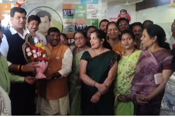 मनपा निवडणुकीच्या तोंडावर ठाकरे गटाला मोठा धक्का २५ वर्ष नगरसेवक राहिलेले ठाकरे गटाचे ज्येष्ठ नेते प्रशांत वानखडे यांचा युवा स्वाभिमान संघटनेत प्रवेश