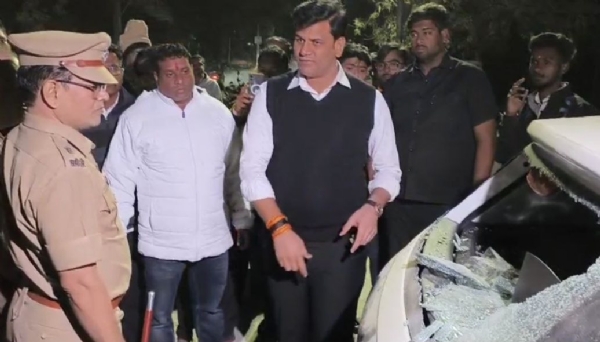 उपद्रवींचा शहरातील रस्त्यांवर बेधुंद कहर... तलवारी- चाकू घेवून दहशत, तोडफोड दगडफेक, मारहाण