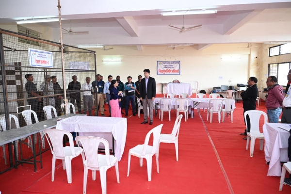 जिल्हाधिकारी मतमोजणी व्यवस्थे ची पाहणी करताना