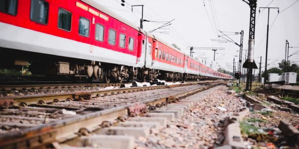 राजधानी एक्सप्रेसची धडक; अनेक हत्ती ठार, 5 डबे रुळावरून घसरले