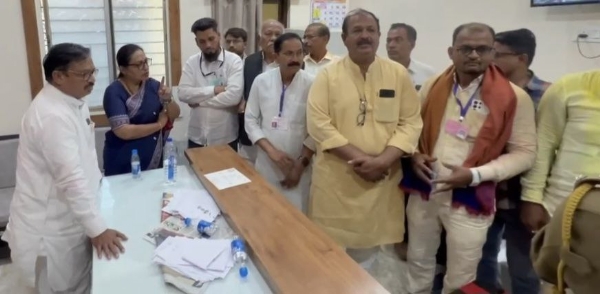 अंजनगाव सुर्जी नगराध्यक्ष निवडणूक वादात; फेरमतमोजणी नाकारल्याने काँग्रेसचा न्यायालयात जाण्याचा निर्णय अंजनगाव सुर्जी नगराध्यक्ष निवडणूक वादात; फेरमतमोजणी नाकारल्याने काँग्रेसचा न्यायालयात जाण्याचा निर्णय