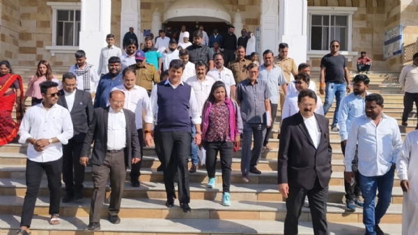 शेतकरी आंदोलन व शिवाजी महाराज पुतळा प्रकरण : आ. रवि राणा कार्यकर्त्यांसह न्यायालयात हजर