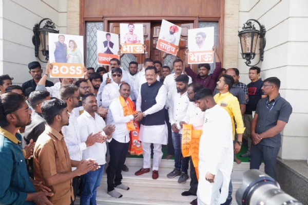 छत्रपती संभाजीनगर, 22 डिसेंबर (हिं.स.)।  छत्रपती संभाजी नगर महापालिकेची निवडणूक जाहीर झाल्यानंतर विविध पक्षातील कार्यकर्ते आणि नेते इतर पक्षात देखील प्रवेश करू लागले आहेत.   अनेक वर्षापासून शिवसेनेच्या ताब्यात असलेल्या महानगरपालिकेत पुन्हा एकदा शिवसेनेची सत्ता आणण्यासाठी पालकमंत्री संजय शिरसाट कामाला लागले आहेत. त्यांच्या उपस्थितीमध्ये प्रवेश सोहळे संपन्न होत आहेत.  छत्रपती संभाजीनगर येथील श्रीकृष्ण नगर, प्रभाग क्रमांक २१ मधील स्थानिक पदाधिकाऱ्यांनी शिवसेना पक्षात जाहीर प्रवेश केला. या प्रवेशामुळे शिवसेना पक्षाची एकजूट अधिक भक्कम होत असून संघटन बळकट झाले आहे. येणाऱ्या महानगरपालिका निवडणुकीच्या पार्श्वभूमीवर सर्व पदाधिकारी एकजुटीने, निष्ठेने व जोमाने काम करून महानगरपालिकेवर भगवा फडकवण्याचा निर्धार यावेळी पालकमंत्री संजय शिरसाट यांनी व्यक्त केला. शिवसेनेच्या विचारधारेवर विश्वास ठेवत, शहराच्या विकासासाठी एकत्रित लढा उभारण्याचा संकल्प करत सर्वांनी पक्षप्रवेश केला.        ---------------