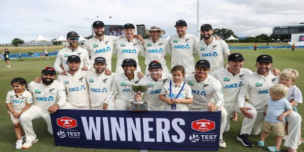 तिसऱ्या कसोटीत वेस्ट इंडिजचा ३२३ धावांनी पराभव करत न्यूझीलंडने २-० ने मालिका जिंकली