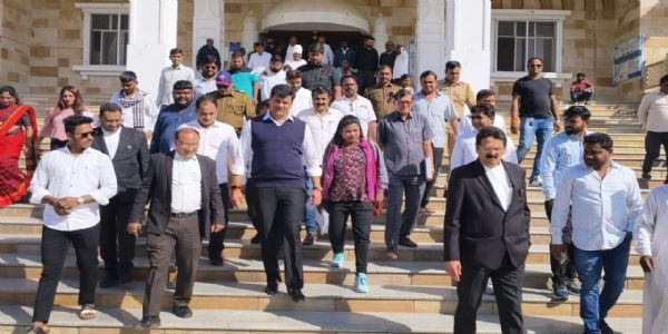 शेतकरी आंदोलन व शिवाजी महाराज पुतळा प्रकरण : आ. रवि राणा कार्यकर्त्यांसह न्यायालयात हजर