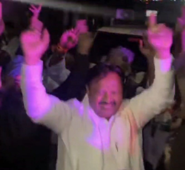 चिखलदरा व दर्यापूर नगरपरिषद काँग्रेसकडे; खासदार बळवंत वानखडे यांचा डान्स