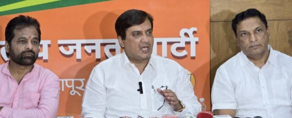 खा. धनंजय महाडिक, जिल्हाध्यक्ष विजय जाधव, महेश जाधव