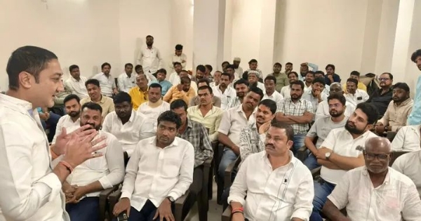 आज राष्ट्रवादी भवन, बीड येथे राष्ट्रवादी काँग्रेस (शरदचंद्र पवार) पक्षाच्या विजयी तसेच पराभूत अशा सर्व उमेदवारांची संयुक्त बैठक पार पडली.  निवडणूक प्रक्रियेत जय-पराजय हा लोकशाहीचा भाग असतो. म्हणून कोणताही निकाल असो, उमेदवारांनी व कार्यकर्त्यांनी खचून न जाता जनतेसाठीचे कार्य अधिक जोमाने सुरू ठेवावे, असे स्पष्ट आणि सकारात्मक आवाहन यावेळी करण्यात आले.  आजची बैठक ही आत्मपरीक्षणाची, नव्या रणनीतीची आणि पुढील संघर्षासाठी सज्ज होण्याची दिशा ठरली. संघटन मजबूत करून, जनतेच्या प्रश्नांसाठी सातत्याने लढत राहणे हीच भूमिका, हीच बांधिलकी!