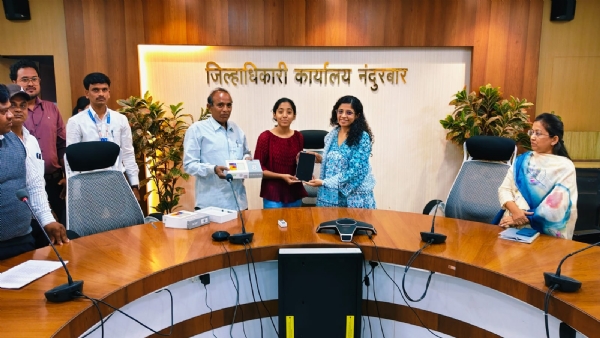 विद्यार्थ्यांना टॅबलेटचे वितरण