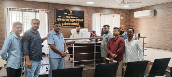 निवेदन देतांना युवा कार्यकर्ते